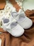švelnūs kūdikių batai, siuvinėtos širdelės, balti batai, elegancija, komfortas, saugumas, kokybė, stilingi, funkcionalūs, pirmi žingsniai, natūralus vystymasis, ilgalaikis naudojimas, investicija, prisiminimai