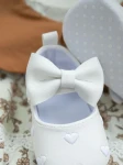 švelnūs kūdikių batai, siuvinėtos širdelės, balti batai, elegancija, komfortas, saugumas, kokybė, stilingi, funkcionalūs, pirmi žingsniai, natūralus vystymasis, ilgalaikis naudojimas, investicija, prisiminimai