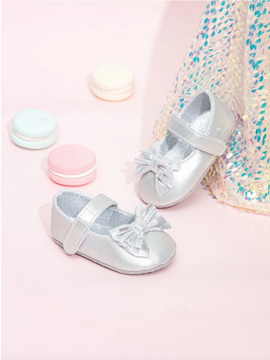 Elegantiški Kūdikių Batukai, Sidabrinės Bantelės, kūdikių batukai, sidabrinių batukų kolekcija, aukščiausios kokybės medžiagų, komfortas ir saugumas, natūralus vystymasis, estetika ir praktiškumas