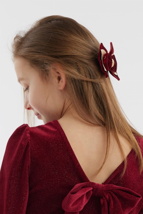 burgundiniai kaspinėliai, aksominiai segtukai, mergaičių plaukų aksesuarai, elegantiški plaukų segtukai, universalaus dizaino segtukai, segtukai ypatingoms progoms, stilingi vaikų aksesuarai, aukštos kokybės plaukų segtukai