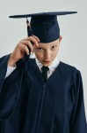 baigimo mantija, absolventų apranga, akademinė apranga, mantija su kutu, baigimo ceremonija, vaikiška mantija, studentų mantija, mantija su data 2026