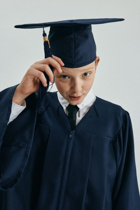 baigimo mantija, absolventų apranga, akademinė apranga, mantija su kutu, baigimo ceremonija, vaikiška mantija, studentų mantija, mantija su data 2026