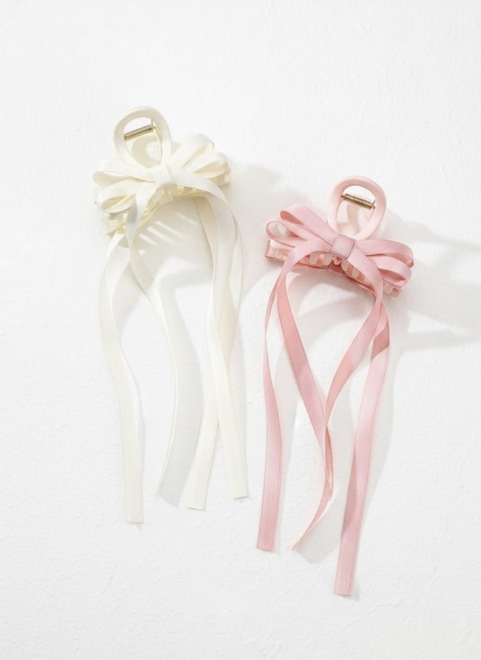 Satininės plaukų segės rinkinys rožinė ir balta ant šviesaus fono