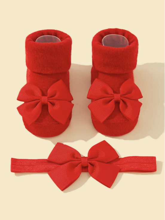 Raudonos kūdikio kojinytės su dideliu kaspinu, komplekto vaizdas iš viršaus
