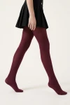 Bordo pėdkelnės 40 DEN – pėdkelnės ant modelio judesyje, vaizdas iš šono